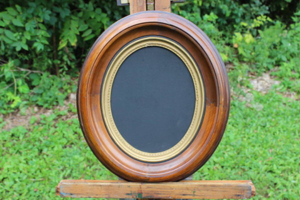 F94: Wood & Gold Oval Chalkboard